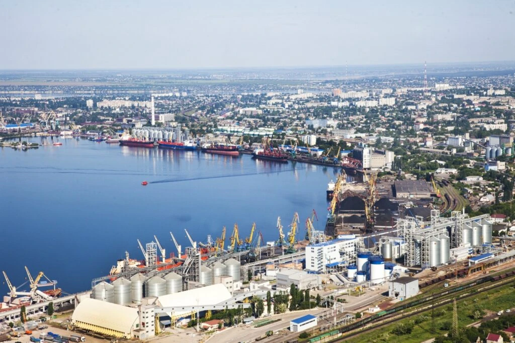 Війська РФ бʼють авіабомбами по портовій інфраструктурі Миколаєва